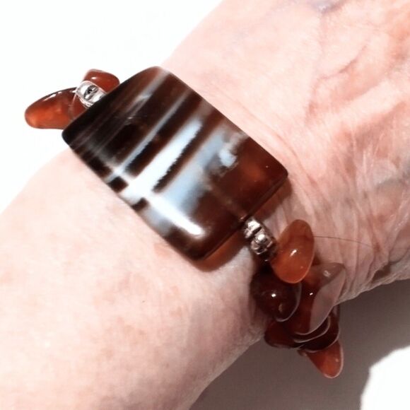 Chunky Banded Agate Chip Bead Bracelet with Large Gemstone Center - Picture 5 of 6